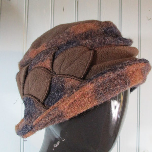 chapeau en feutre vintage en marron/marine. chapeau vintage\chapeau seau\chapeau en feutre à carreaux\chapeau en laine\chapeau rétro\chapeau d'hiver