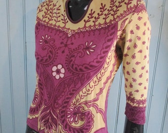 Camiseta bohemia, color crema/morado. Camiseta vintage, top vintage, top retro, top bohemio, top morado.