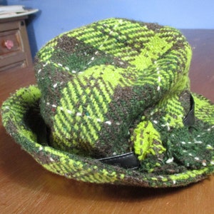 Zielony kapelusz typu bucket hat w kratkę w stylu vintage. Kapelusz vintage, kapelusz tweedowy, kapelusz typu bucket hat, kapelusz typu cloche, nakrycie głowy vintage, czapka zimowa, kapelusz retro