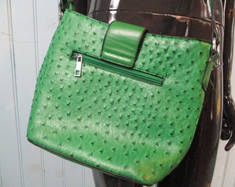 Vintage Kelly green shoulder bag.   vintage bag\vintage handbag\shoulder bag\retro bag\green bag\shopper\luggage