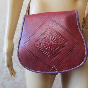 sac à bandoulière \ sac à main en cuir vintage bordeaux avec bordure violette. sac vintage\maroquinerie/sac à bandoulière\sac ethnique