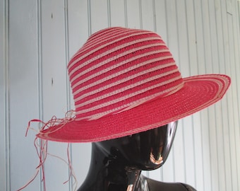 Sombrero de paja rosa retro con rayas rosas y blancas. Sombrero vintage, sombrero de paja, sombrero rosa, sombrero de rayas, sombrero de verano, sombrero bohemio, sombrero de festival.