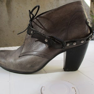 Bottines vintage pour femmes en cuir marron clair.  bottes vintage\chaussures vintage\chaussures rétro\chaussures de style militaire\maroquinerie\