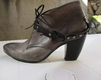 Women's vintage ankle boots in dark tan leather.  vintage boots\vintage shoes\retro shoes\military style shoes\leather goods\