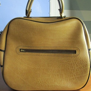 Vintage vinyl tas met handvat aan de bovenkant in bruin.  vintage tas\bagage\tas/schoudertas\koffer\tas