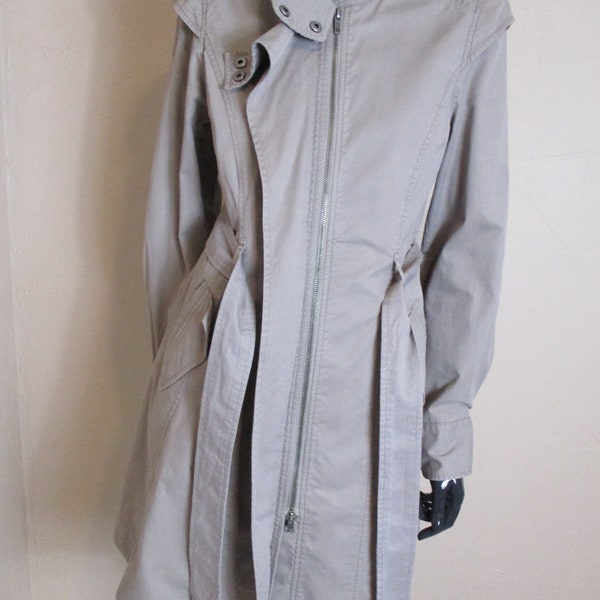 Women's vintage beige short raincoat. raincoat\vintage mac\vintage coats\wet weather\mackintosh\rain jacket