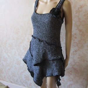 Graues Retro-Strickkleid mit Blumendetail.  retro#boho#strickpullipullikleid#winterkleid#strickkleid