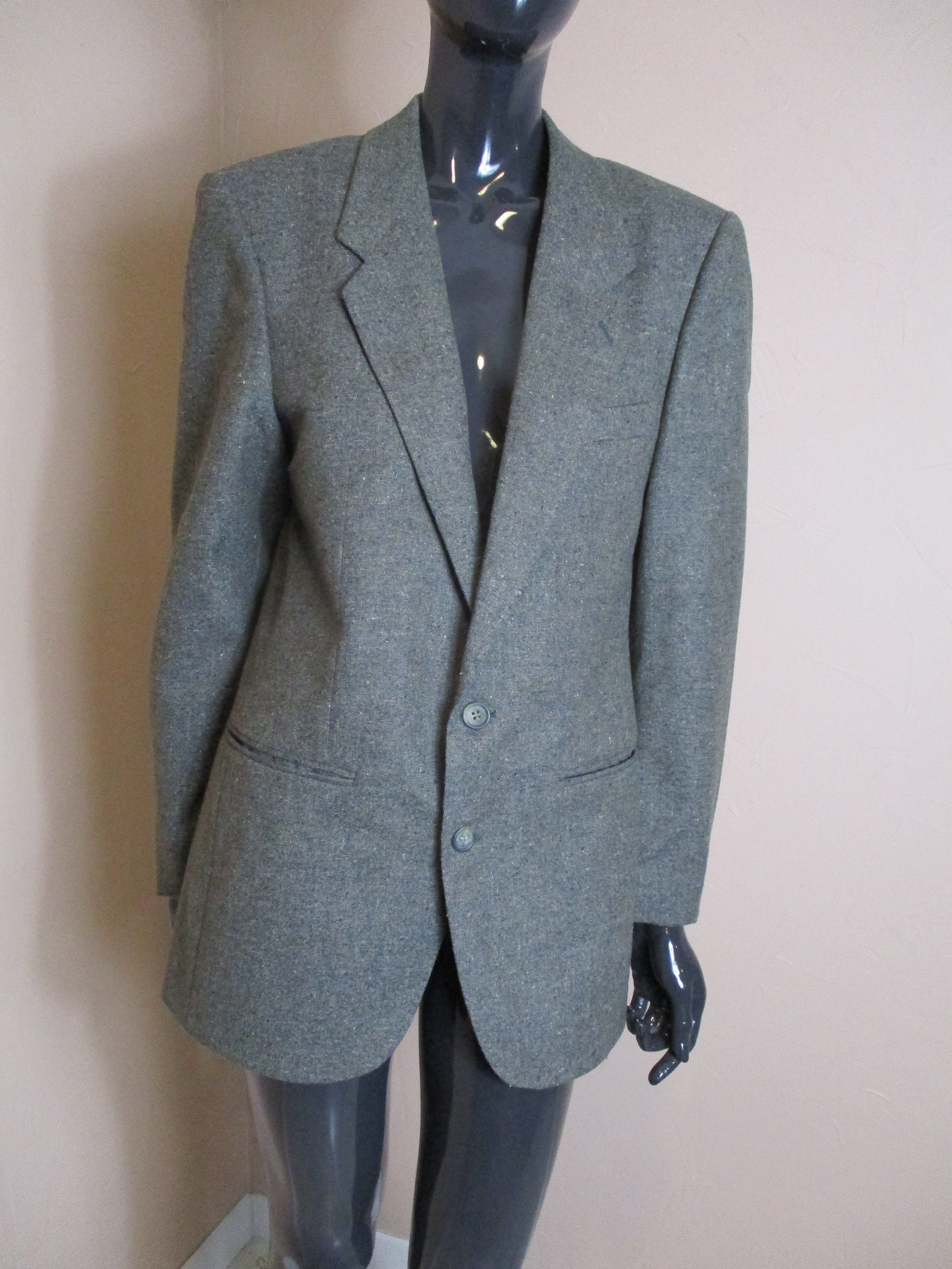 veste en tweed vintage pour homme conçue par Daniel Hechter à Paris. veste vintage este homme este en tweed lazer este de costume este grise