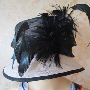 chapeau vintage en noir et blanc.  chapeau vintage\chapeau de mariage\chapeau de cérémonie\chapeau lavallière\chapeau noir\chapeau rétro\chapeau à plumes\accessoires de théâtre