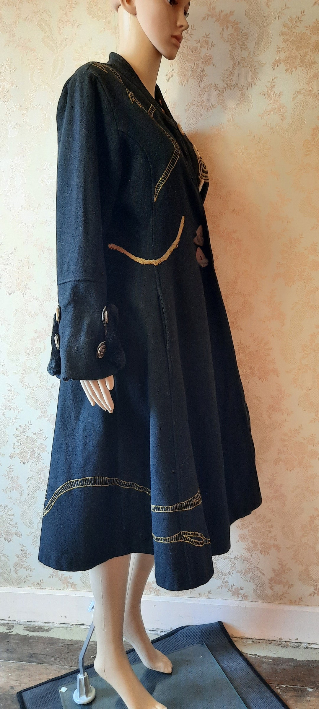 Cappotto vintage in lana su misura con intricati ricami gialli sul