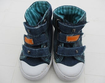 Baskets pour tout-petits en denim. Légèrement usé, 3 sangles Velcro, doublure rayée bleue/verte. Fabriqué en France.