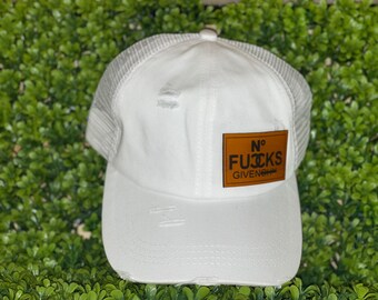 Gorra de camionero con cola de caballo blanca