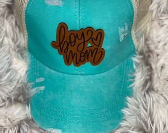 Gorra verde azulado con cola de caballo y parche de cuero personalizado