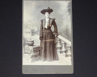 Stylischer Frauen Hut Large 1908. Original Fotografie. Antikes Kabinett Karte Photo. Sehr guter Zustand