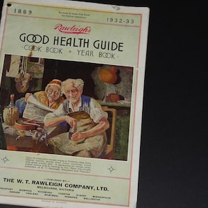 以下が含まれることがあります： 1932～33年のヴィンテージ「Good Health Guide」料理本と年鑑。The W.T. Rawleigh Company発行。表紙には2人の老人のイラストが描かれています。本の表紙はクリーム色で、赤と黒の文字が書かれています。