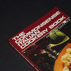 The Commonsense Italian Cookery Book di Amelia Santini / Libro con copertina morbida 1985 / Angus & Robertson Publishers / Ricette classiche Italia /