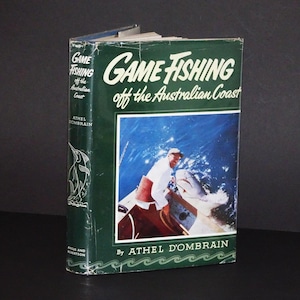 1957 Game Fishing Off the Australian Coast di Athel D&#39;Ombrain / Copertina rigida con sovraccoperta / Pubblicato da Angus & Robertson / Prima edizione /