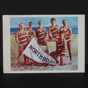 1989 The Lifesavers de la artista australiana Anne Zahalka / Postal de edición limitada / Bondi. Serie Playground Of The Pacific / Cultura playera /