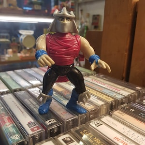 Shredder, de las Tortugas Ninja. Producido por Mirage Studios y Playmates Toys. Fabricado en 1990.