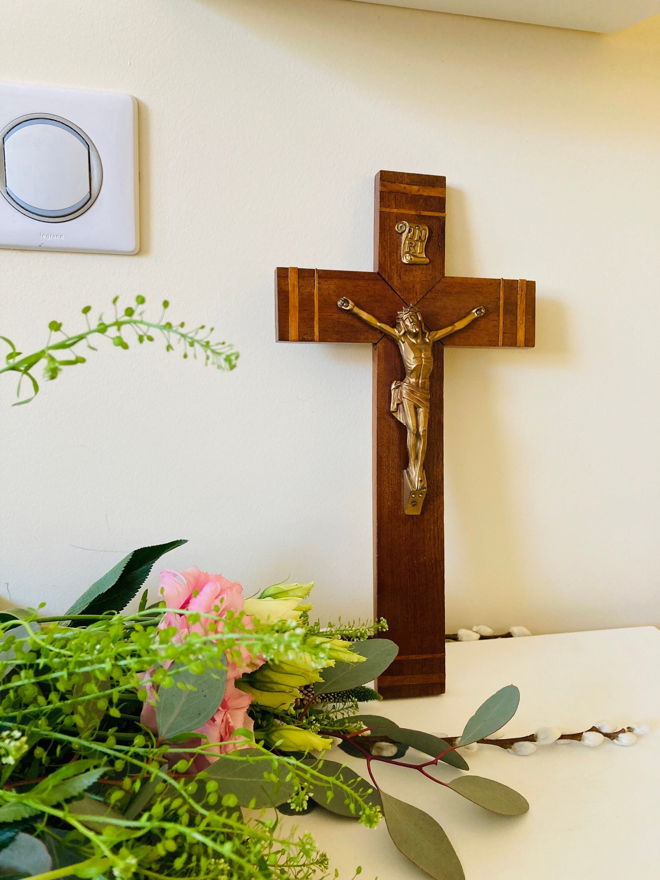 Crucifix en Bois Vernis avec Christ Couleur Bronze.