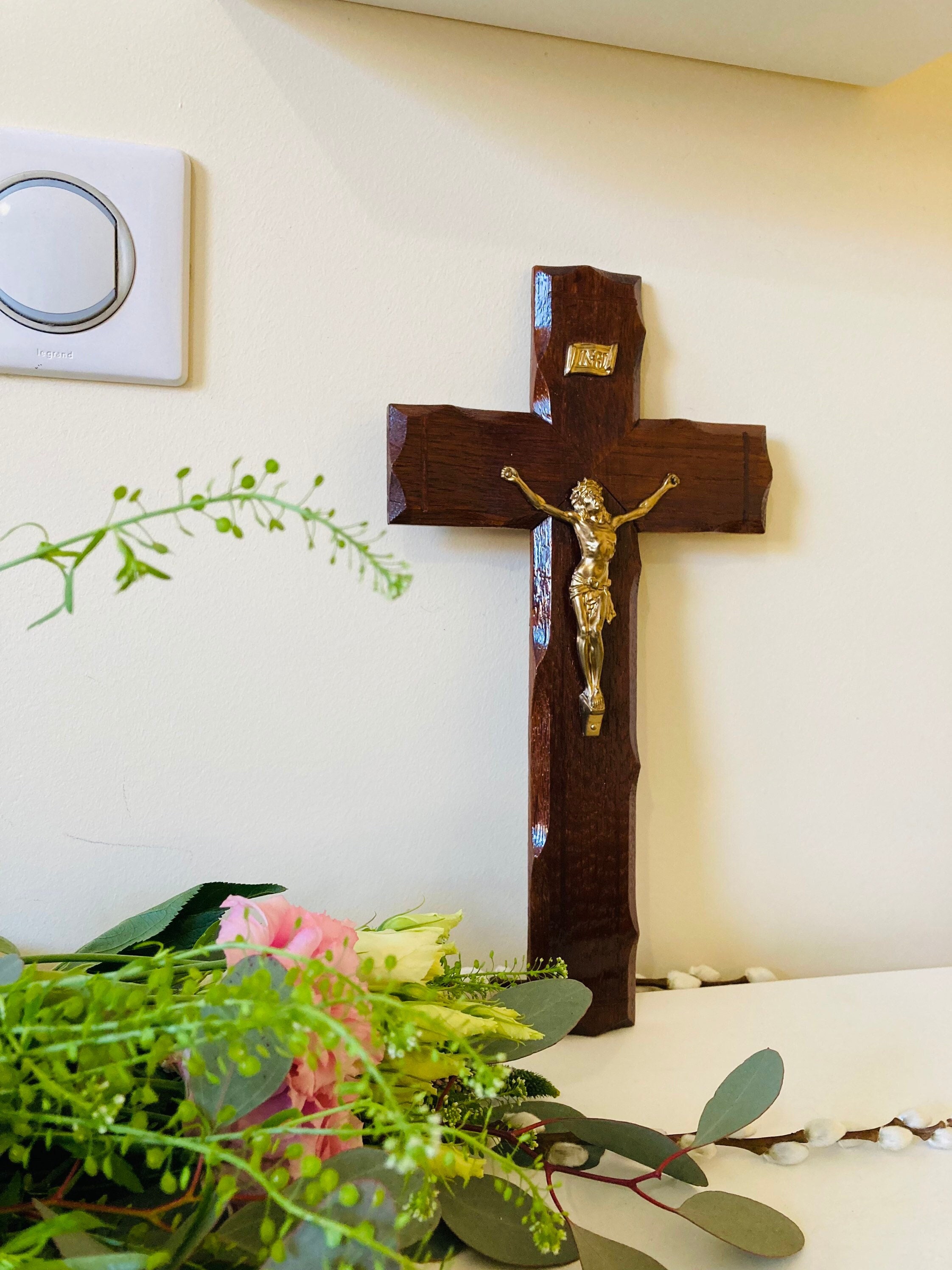 Crucifix en Bois Vernis et Christ Couleur Or à Poser ou Fixer Au Mur.