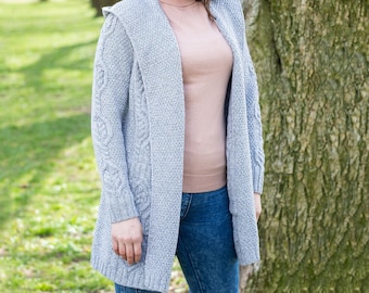 Cardigan long pêcheur irlandais d'Aran coupe classique avec poches et capuche —Veste 100 % laine mérinos —Manteau en tricot doux et chaud