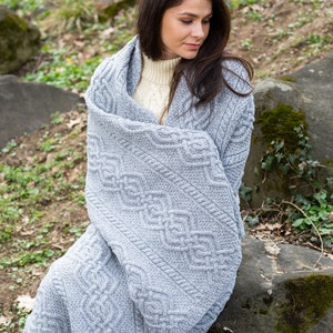 Fisherman Aran Merino Wool Throw Blanket: 100% Merino Wool Heavyweight Throw Super Soft & Warm Couch Cuddle Celtic Dara Knot Gray