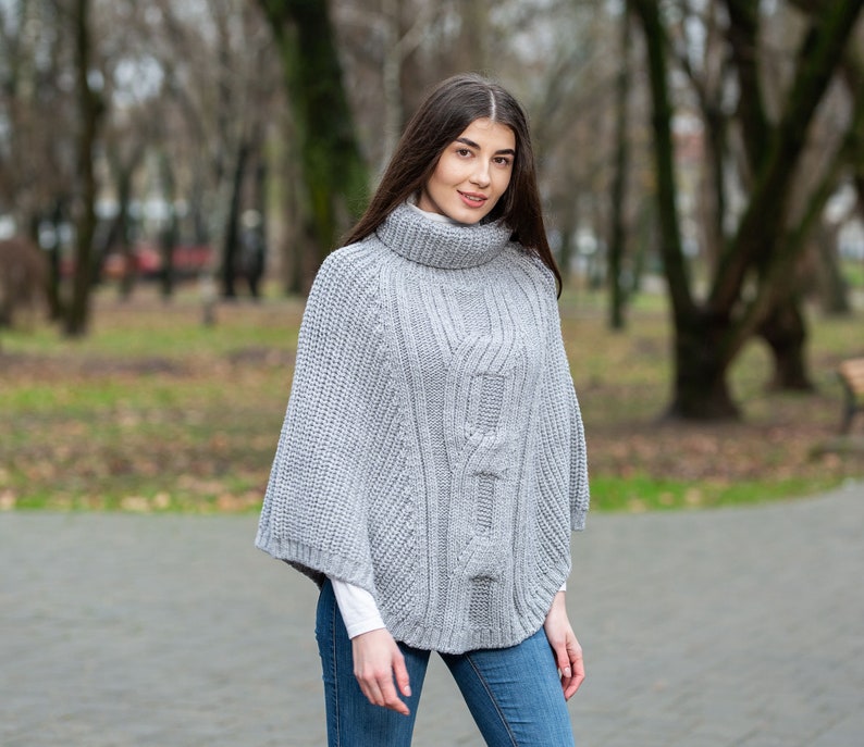 Aran Fisherman Sweater Poncho 100% Lana Merino Capa de punto de cuello alto tradicional irlandés Poncho de invierno suave y cálido para mujer Talla única imagen 9