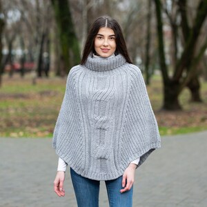 Aran Fisherman Sweater Poncho 100% Lana Merino Capa de punto de cuello alto tradicional irlandés Poncho de invierno suave y cálido para mujer Talla única Gray