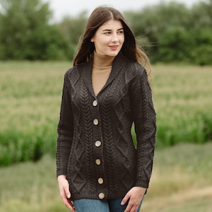 SAOL Aran Pull irlandais à col châle pour femme, cardigan à col châle à col en V pour femme, cardigan boutonné de pêcheur irlandais Charcoal