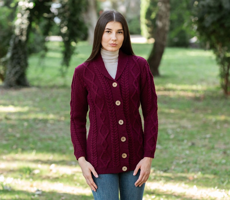 SAOL Aran Pull irlandais à col châle pour femme, cardigan à col châle à col en V pour femme, cardigan boutonné de pêcheur irlandais Wine