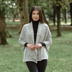 Saol Newgrange Fern Wrap, Egyptian Cotton Shawl for Ladies, Multifunctional Shawl Wrap for Women with Irish Newgrange Fern Symbolism Harbor Grey