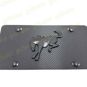 Emblème BroncoHorse 3D (noir) en fibre de carbone, plaque d'immatriculation avant en aluminium, garniture noire, Bucking Horse