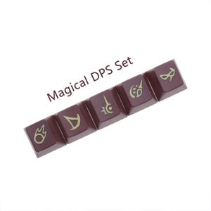 Puede incluir: Un conjunto de seis teclas marrones con s&iacute;mbolos dorados. Las teclas est&aacute;n etiquetadas como "Magical DPS Set".