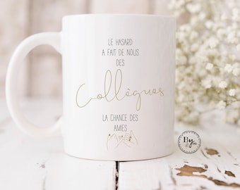 Mug "Le hasard à fait de nous des collègues, la chance des amies ". LIVRAISON MONDIAL RELAY(point relais). Enorme choix sur www.byoume.be