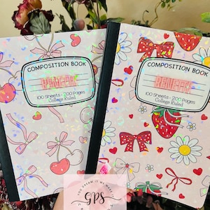 Peut inclure: Deux cahiers de composition avec des couvertures roses orn&eacute;es de n&oelig;uds, de cerises et de marguerites. Les cahiers portent les inscriptions "COMPOSITION BOOK" et "RENEGADE". Chaque cahier contient 100 feuilles et 200 pages de papier r&eacute;gl&eacute;.