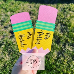Pu&ograve; includere: Due segnalibri a forma di matita gialla con gomme rosa e bande verdi. I segnalibri sono personalizzati con il testo "Miss. Possero" e "Miss. Alvarado".
