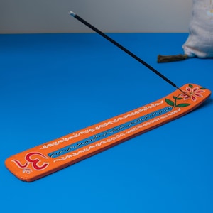 Encens floral Om fait main, respectueux de l'environnement, couleur orange, peint à la main, support éthique et durable, brûleur, récupérateur de cendres pour bâton/cône