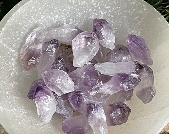 Cristal de raíz de amatista en bruto: piedra preciosa con energía calmante