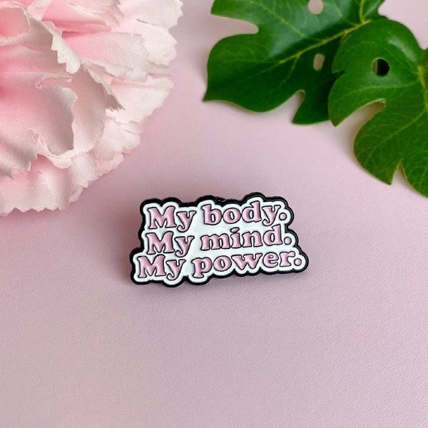 Pin's émaillé rose blanc et noir " My body, My mind, My power "