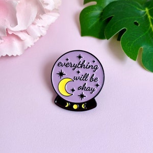 Pin's émaillé boule de cristal avec texte " everything will be okay " et motifs lunes
