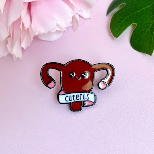 Cuterusの黒と赤のエナメルピン