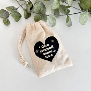 Pochon en coton recyclé, citation coeur " Give yourself some love" - 2 tailles au choix