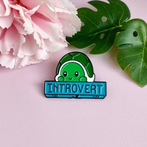 Pin's émaillé Tortue " Introvert "