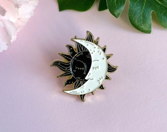 Pin's émaillé doré céleste soleil et croissant de lune