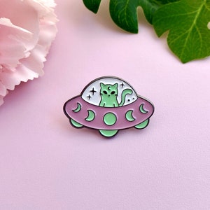 Black enamelled pin and pastel colors flying saucer with cat image 1