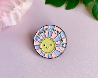 Pin's émaillé soleil smiley avec texte " radiate positivity "