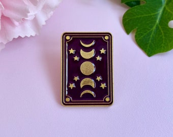 Pin's émaillé doré et violet carte de tarot avec phases de la lune