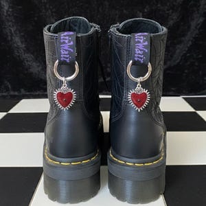 Sacred Heart Ex-Voto schoenbedeltjes. Dr. Martens en laarsaccessoire. Schoenbedeltjes. Bedeltjes voor enkellaarsjes. Per stuk of per paar verkrijgbaar.