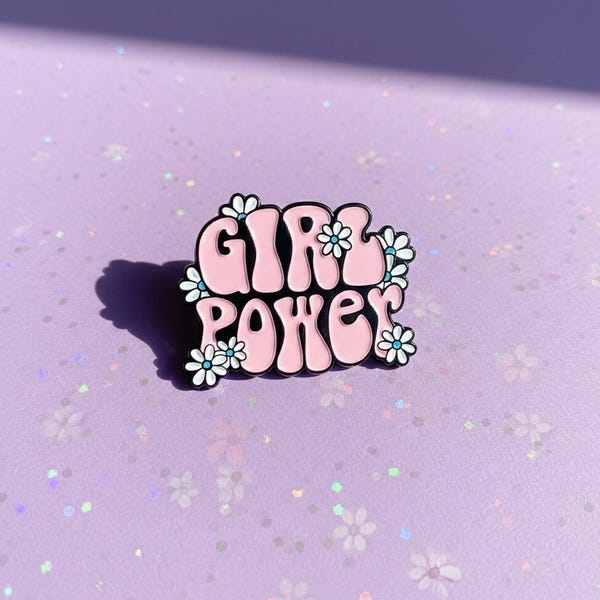 Svart och pastellrosa emaljpin med blommor och det feministiska budskapet GIRL POWER. Retro Y2K 90-tals boho girly-stil